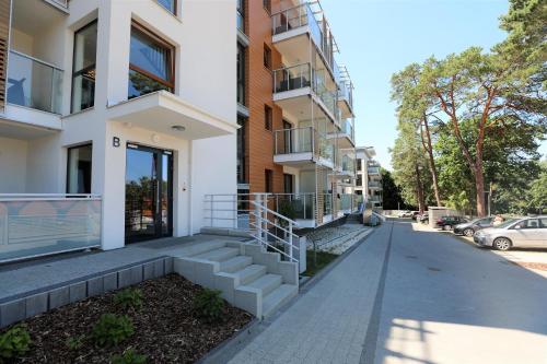 an empty street in front of a building at HoliApart in Nautikka Park - blisko plaży, kids club, plac zabaw, garaż podziemny in Krynica Morska