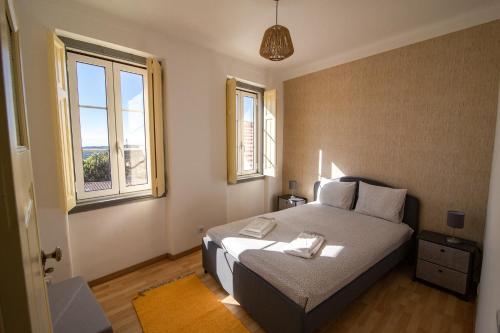 - une chambre avec un lit et 2 fenêtres dans l'établissement Casa da Ferraria, à Sintra
