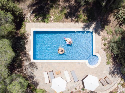 Vilanova de EscornalbouにあるAldeaMia, Cozy villa for 8 people, pool, mountain view, beach at 8 minの2名用のスイミングプールのオーバーヘッドビュー