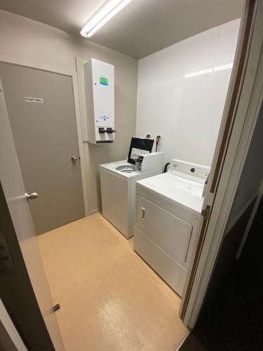 an empty laundry room with a washer and dryer at Rotorua Citizens Club in Rotorua