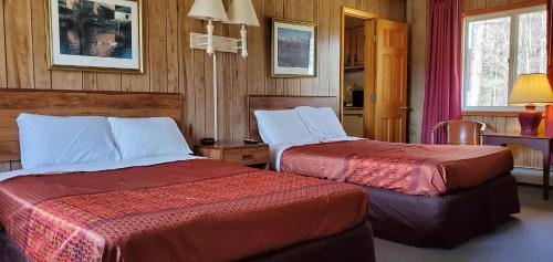 Postel nebo postele na pokoji v ubytování Red Ranch Inn