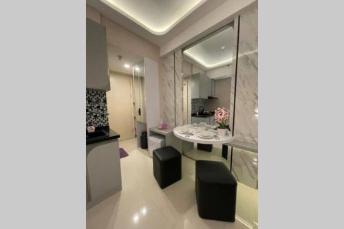 Posezení v ubytování Cosmy Benson Apartment at Supermall Pakuwon