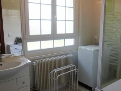 baño con lavabo, ventana y radiador en Gîte Champclause, 4 pièces, 6 personnes - FR-1-582-259, en Champclause