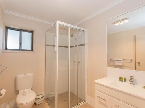 Un baño con ducha, inodoro y lavabo. en Boronia 5 30 Nettin Circuit, en Jindabyne