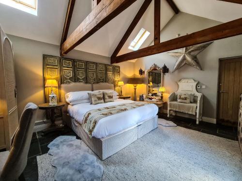 een slaapkamer met een groot bed in een kamer met balken bij Grantham Arms in Boroughbridge