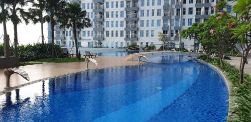 Swimming pool sa o malapit sa Cosmy Benson Apartment at Supermall Pakuwon