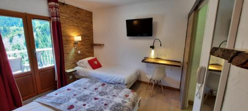 Ένα ή περισσότερα κρεβάτια σε δωμάτιο στο Hôtel Chastellares