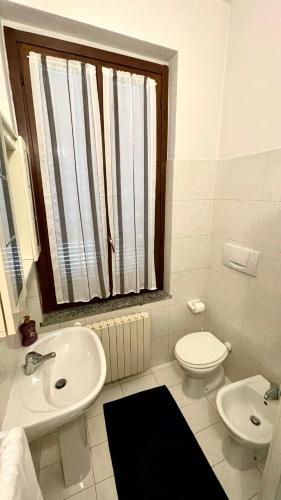 baño con lavabo y aseo y ventana en Casa Teresa INT 7 piano terra, en Vigevano