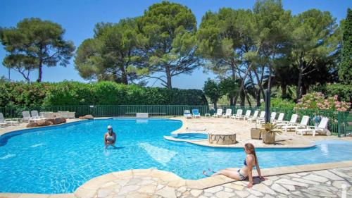 Deux femmes sont assises dans une piscine dans l'établissement Duplex T3 Boulouris Pieds dans l eau, à Saint-Raphaël