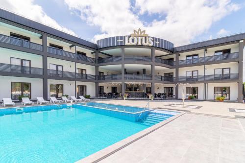 un hôtel avec une piscine en face d'un bâtiment dans l'établissement Lotus & Spa, à Solotvyno