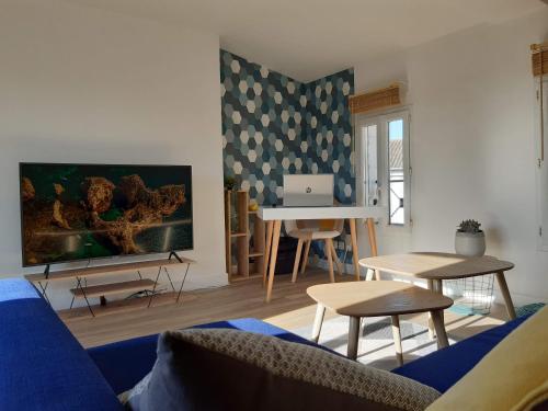 un salon avec un canapé et une table dans l'établissement Superbe appartement rénové 4 personnes Le Zen Scandi au centre ville - Draps - Serviettes Parking -, à La Roche-Chalais