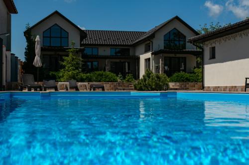 Bazén v ubytování Oasis family apartments nebo v jeho okolí