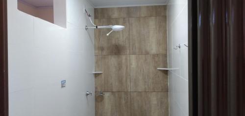Ванна кімната в LOCANDA DA SERRA - Aptos Mobiliados e Suítes por Temporada