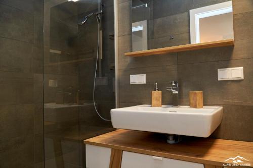 a bathroom with a sink and a shower at Top 20 Alpe Maritima - Ferienapartment Alps & Lake in Annenheim