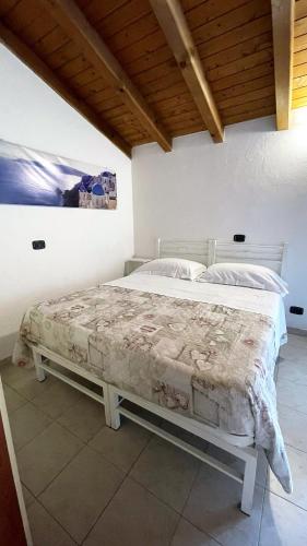 ヴィジェーヴァノにあるCasa Teresa INT 10 secondo pianoの白いベッドが備わる壁画のあるベッドルームです。