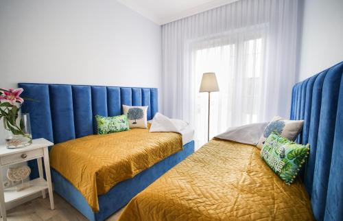 Posteľ alebo postele v izbe v ubytovaní Luksusowe Apartamenty Bursztynowy Las ,,Morski Szafir'' z widokiem na Las w Ustce