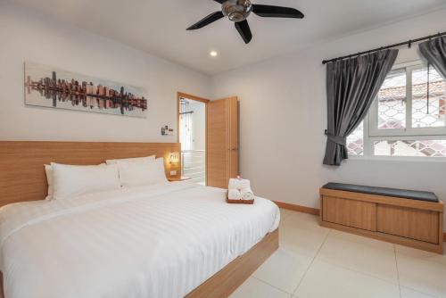 a bedroom with a bed and a ceiling fan at Gala Pavilion Villa in Pattaya South