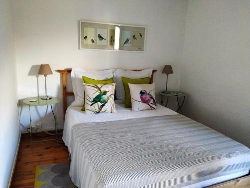- une chambre dotée d'un lit avec deux oiseaux sur les oreillers dans l'établissement Appartement Arles Centre Historique, à Arles