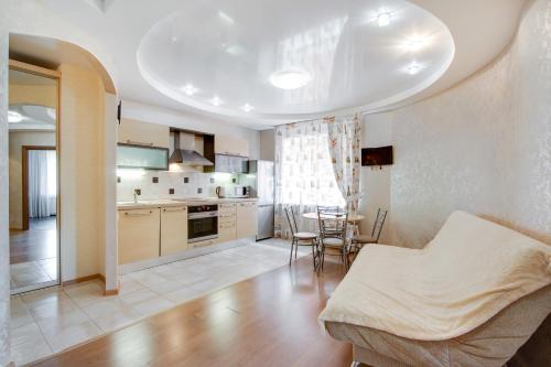 ハバロフスクにあるАппартаменты на Истомина, 41のリビングルーム(テーブル付)、キッチン