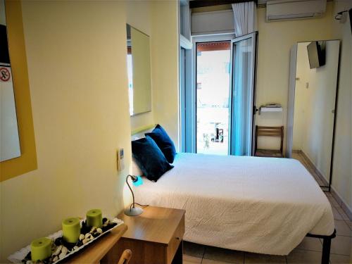 Ένα ή περισσότερα κρεβάτια σε δωμάτιο στο Le Petit Hotel