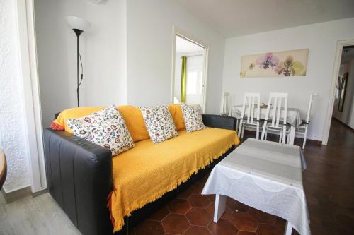ein Wohnzimmer mit einem Sofa und einem Tisch in der Unterkunft Pueblo Andaluz 670 in Torrox Costa
