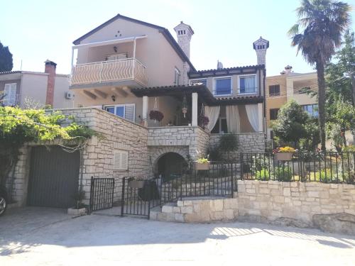 ein Haus mit einem Tor und einem Zaun in der Unterkunft Danijela Rovinj sea view and free parking in Rovinj