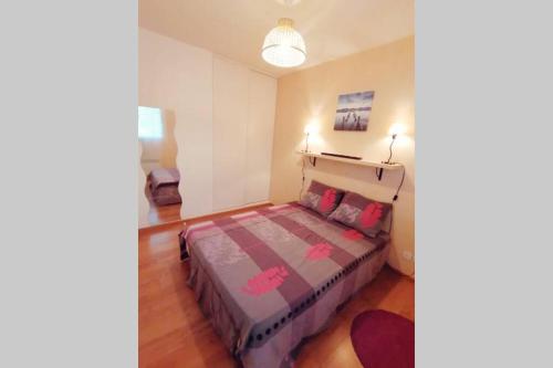 une chambre avec un lit dans une pièce dans l'établissement T2 de 40 m2 proche plages Bidart Guethary, à Ahetze