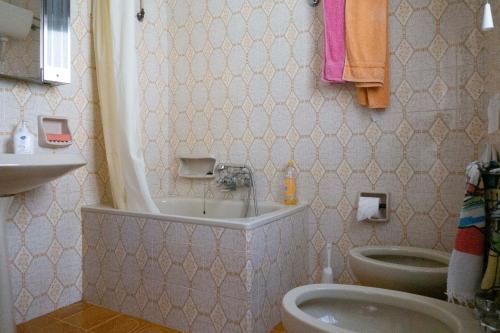 La salle de bains est pourvue d'un lavabo et de toilettes. dans l'établissement Appartamento nel centro storico di Sciacca, à Sciacca