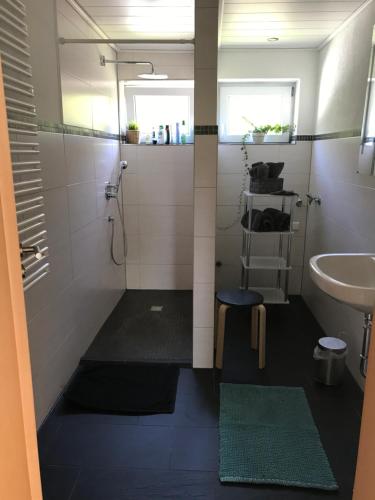 Ένα μπάνιο στο Ferienwohnung Fügner