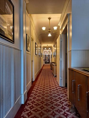 a hallway with a long corridor with a long corridorngthngthngthngthngthngth at Van Gilder Hotel in Seward