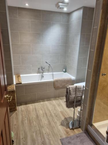 A bathroom at Stunning spacious Apartment on River Ness