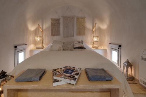 a bedroom with a large bed with two towels on it at Villa Anemeli in Vóthon