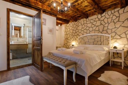 En eller flere senge i et værelse på Rustic apartment EVELIN