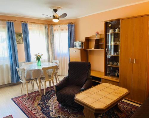 uma sala de estar com uma mesa e uma sala de jantar em Lili nyaralóház em Gyenesdiás