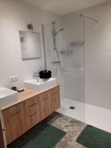 une salle de bain avec un lavabo et une douche dans l'établissement Beautiful Old Town flat, near the beach, à Nice