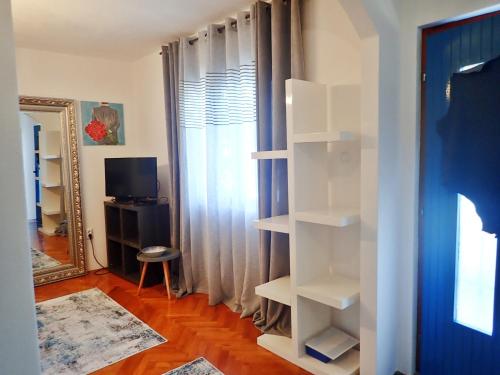 Televisyen dan/atau pusat hiburan di Studio MARE -30 m from a lonely beach