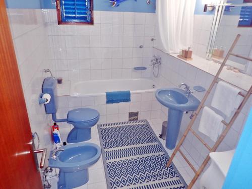 Bilik mandi di Studio MARE -30 m from a lonely beach