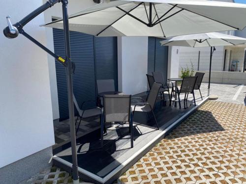 Un patio o zona al aire libre en 4TREES Airport Apartments and Rooms