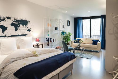 een slaapkamer met een groot bed en een woonkamer bij Suite Aux Anges in Antwerpen