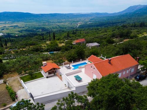 una vista aérea de una casa con techo naranja en Villa Dragić, en Pridvorje