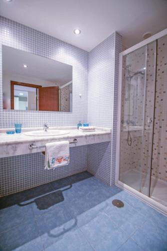 a bathroom with a sink and a shower at Beatriz del Mar - Apartamento con aire acondicionado in Palm-Mar