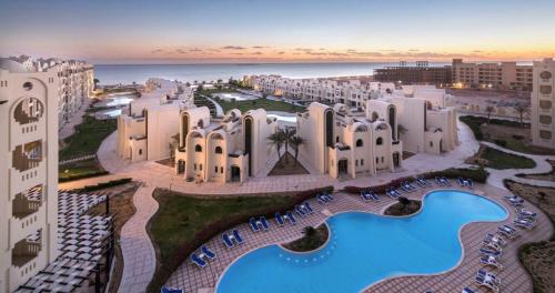 ハルガダにあるGravity apartments in gravity hotel sahl hasheesh أجانب فقطのプールのあるリゾートの航空写真