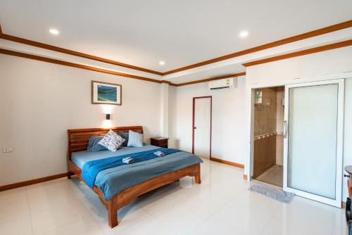 Łóżko lub łóżka w pokoju w obiekcie Baan Virog Koh Larn