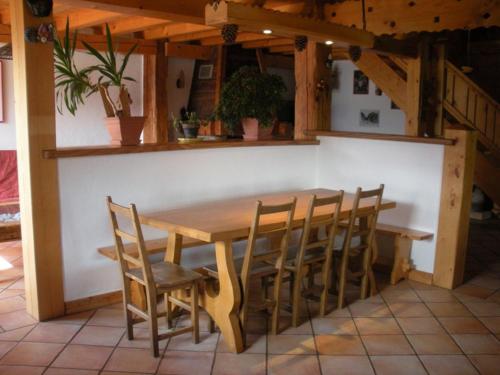 - une table et des chaises en bois dans l'établissement Chalet L' Irrawaddy, à Megève