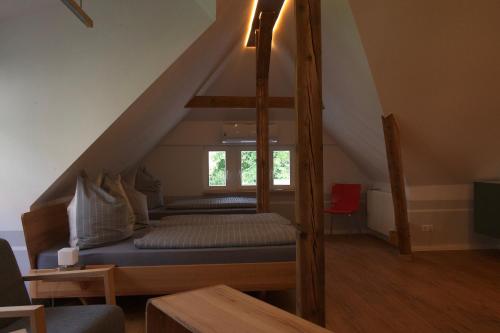 - une chambre mansardée avec des lits superposés dans l'établissement Ferienhaus an der Plantage, à Dresde