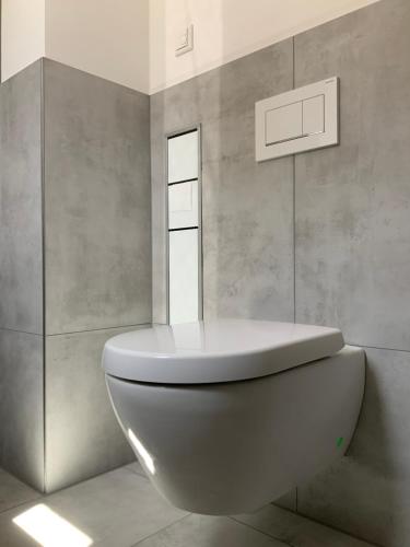 une salle de bain avec des toilettes blanches dans une chambre dans l'établissement Ferienhaus an der Plantage, à Dresde