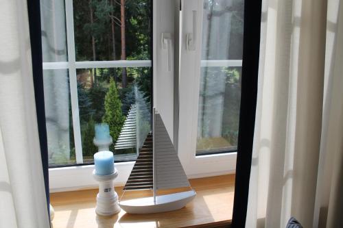 a model boat sitting on a window sill at Villa Mamry in Węgorzewo