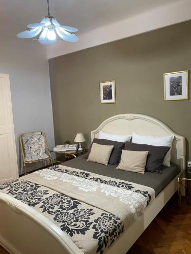 1 dormitorio con 1 cama grande y ventilador de techo en M&B apartment, en Kotor