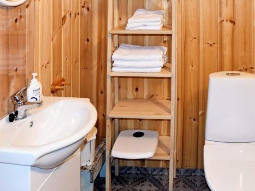 ein Bad mit einem Waschbecken und einem WC in der Unterkunft Holiday home vassenden in Vassenden