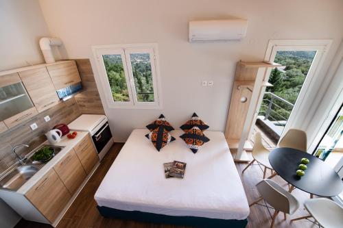 a small room with a bed and a kitchen at Vista Del Diamante Apartments in Apolpaina
